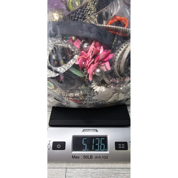 5.5+ lbs Huge Lot Costume Jewelry VTG Now Junk Art Craft & Wear Resell Mix In - Picture 3 of 7